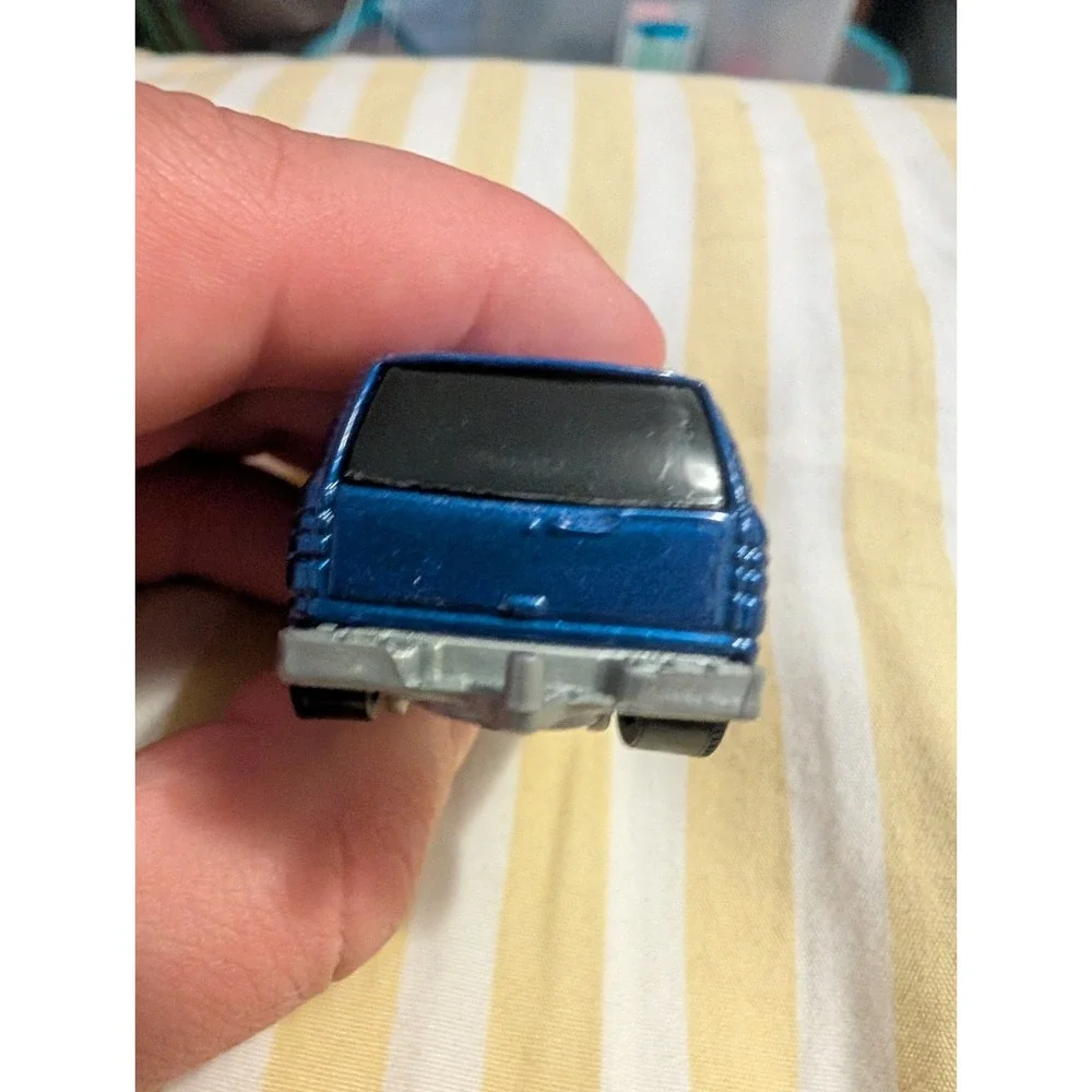 1999 MATCHBOX 2000 CHEVROLET SUBURBAN #857 BLUE 1:76 DIECAST 3